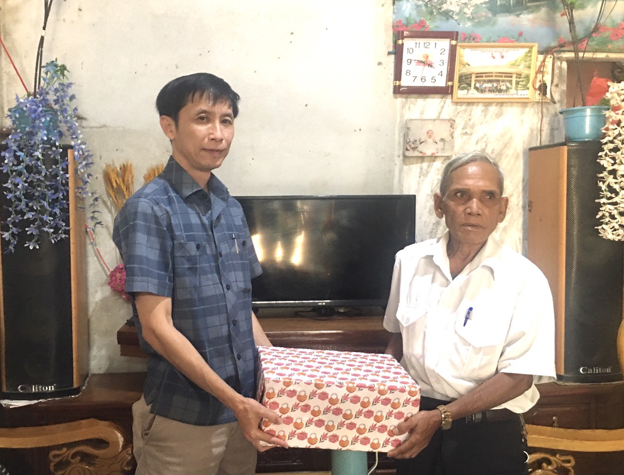 Đồng chí Phó Bí thư, Chủ tịch UBND huyện Nguyễn Chí Tường thăm, làm việc tại thôn Bun Ngai