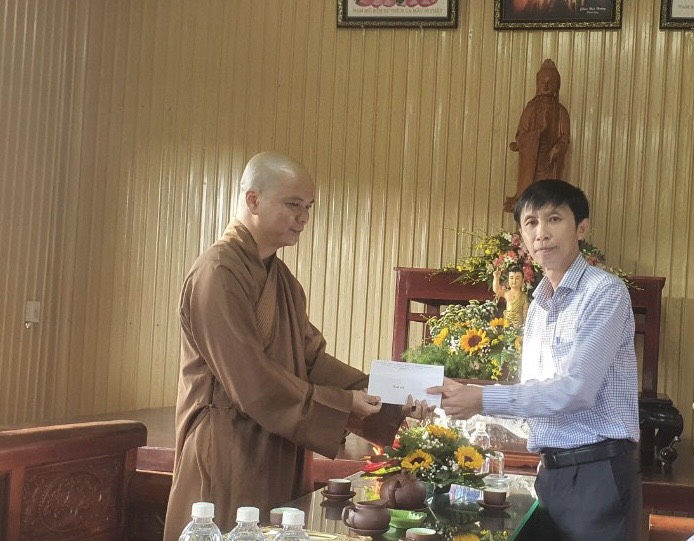 Lãnh đạo huyện thăm, chúc mừng Lễ Phật đản năm 2022 tại chùa Hội Khánh