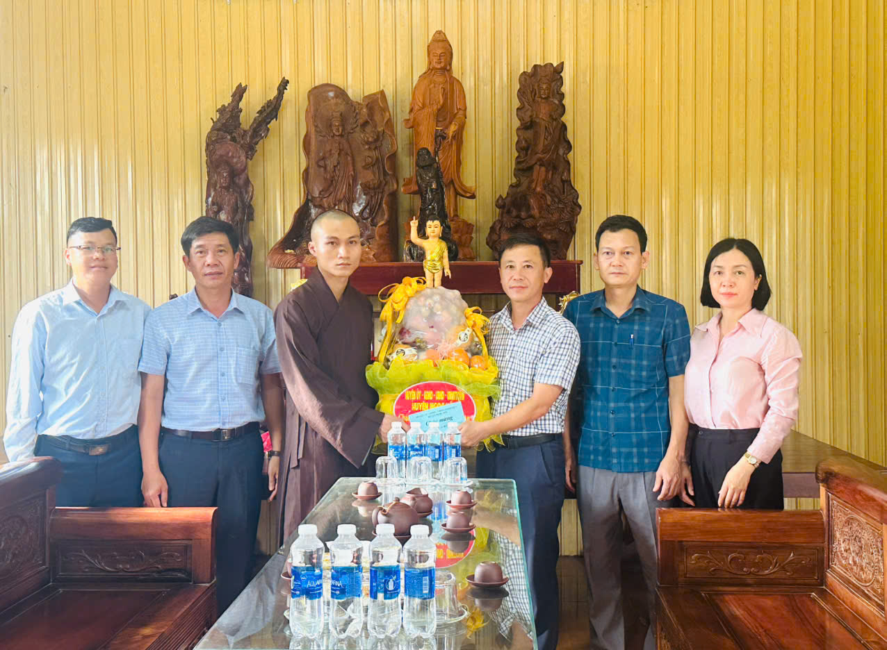 Lãnh đạo huyện thăm, chúc mừng Lễ Phật đản năm 2025
