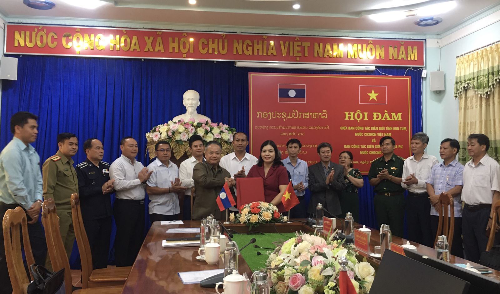 Hội đàm giữa Ban công tác biên giới hai tỉnh Kon Tum và  tỉnh Ắt-ta-pư