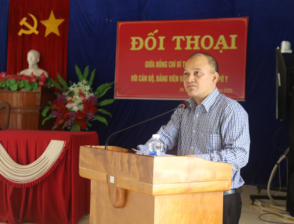 Đồng chí Bí thư Huyện ủy, Chủ tịch HĐND huyện đối thoại với cán bộ, đảng viên và nhân dân xã Pờ Y
