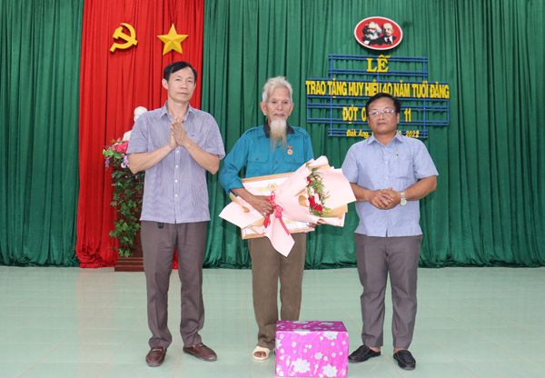Huyện ủy Ngọc Hồi tổ chức trao Huy hiệu Đảng dịp Cách mạng Tháng Mười Nga