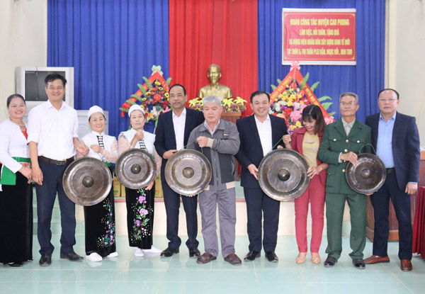 Lãnh đạo huyện Cao Phong, tỉnh Hòa Bình thăm, chúc Tết nhân dân xây dựng kinh tế tại huyện Ngọc Hồi