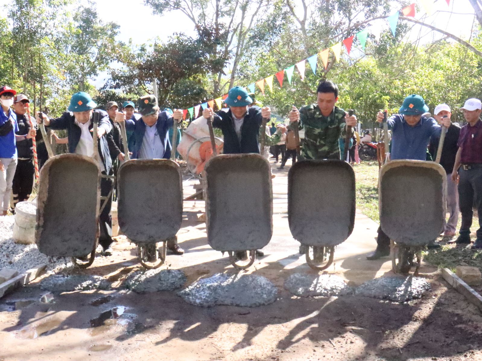 Ngọc Hồi: Tổ chức Lễ ra quân điểm xây dựng nông thôn mới, đô thị văn minh đầu Xuân Quý Mão năm 2023 tại thôn Tà Pók