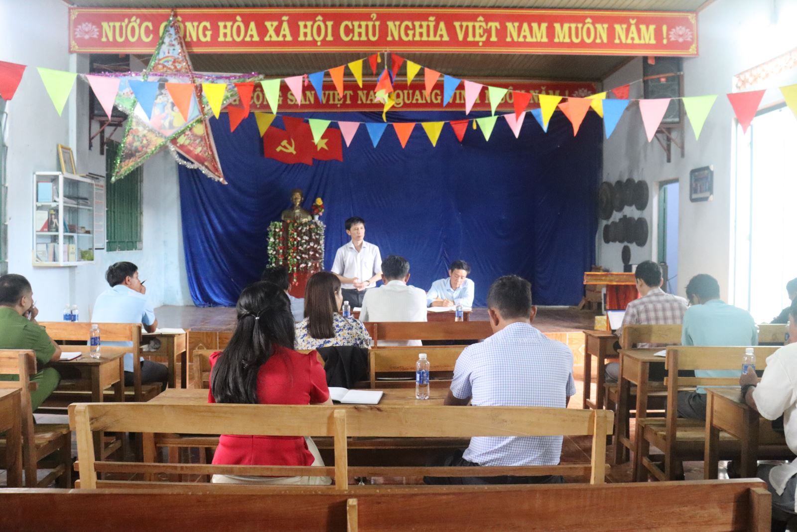 Đồng chí Nguyễn Chí Tường, Phó bí thư, Chủ tịch UBND huyện thăm, làm việc tại thôn Măng Tôn