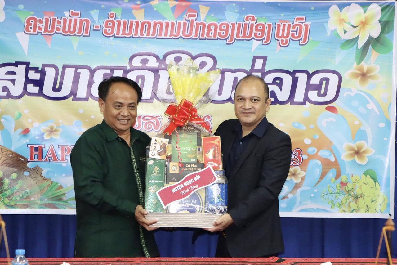 Đồng chí Bí thư Huyện ủy, Chủ tịch HĐND huyện thăm, chúc Tết huyện Phu Vông, tỉnh Attapư (Lào)
