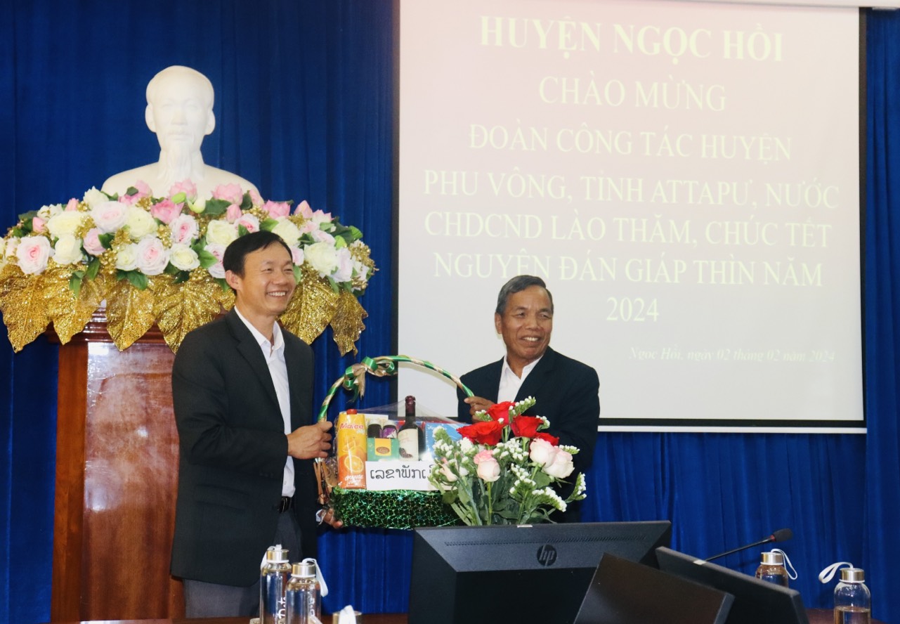 Đoàn công tác huyện Phu Vông thăm, chúc Tết Giáp Thìn 2024 tại huyện Ngọc Hồi
