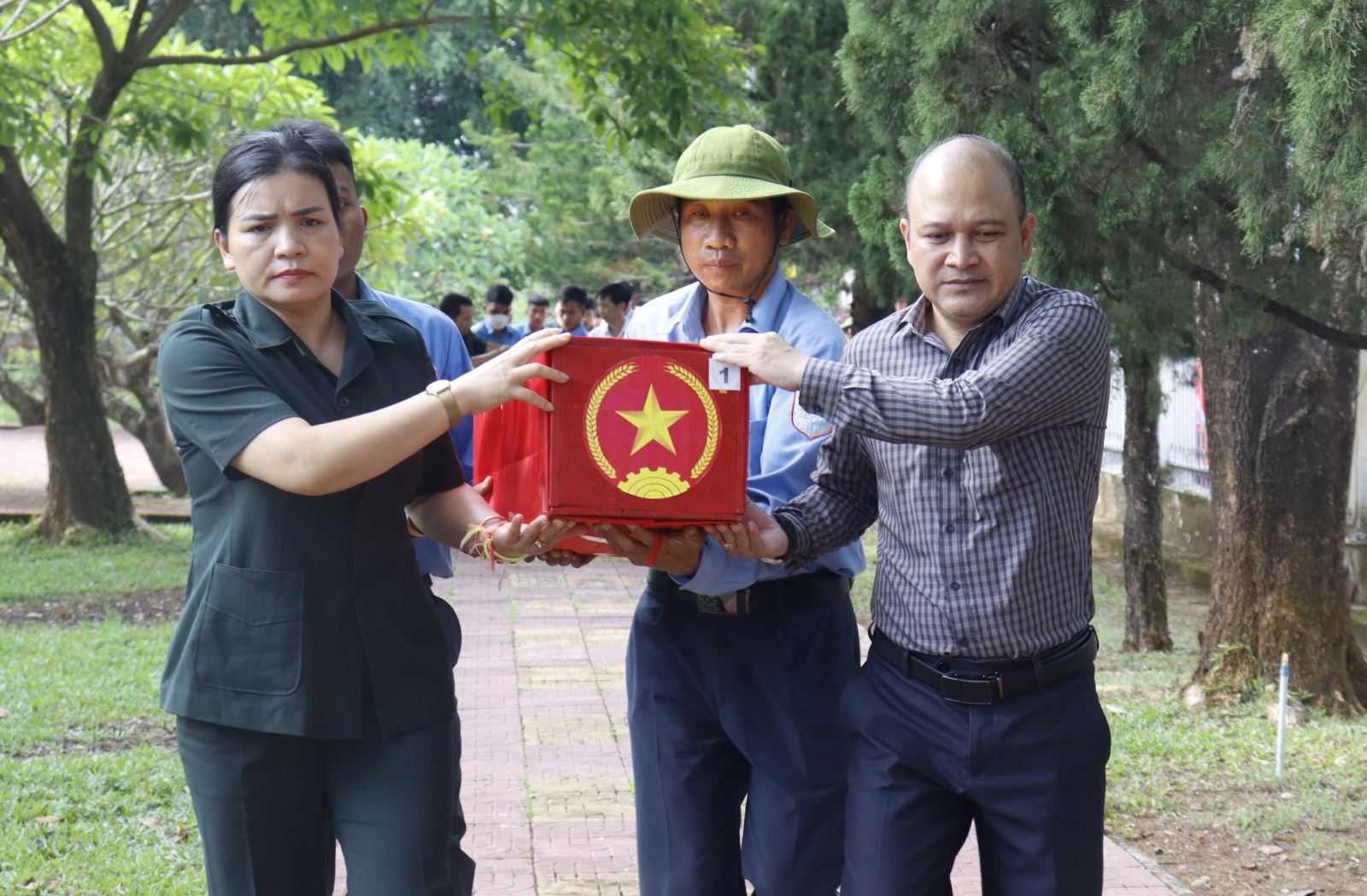Hồi hương 16 hài cốt liệt sỹ quân tình nguyện và chuyên gia Việt Nam hy sinh tại Lào về nước