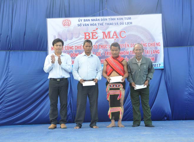 Bế mạc lớp truyền dạy cồng chiêng cho 22 học viên tại thôn Nông Nội