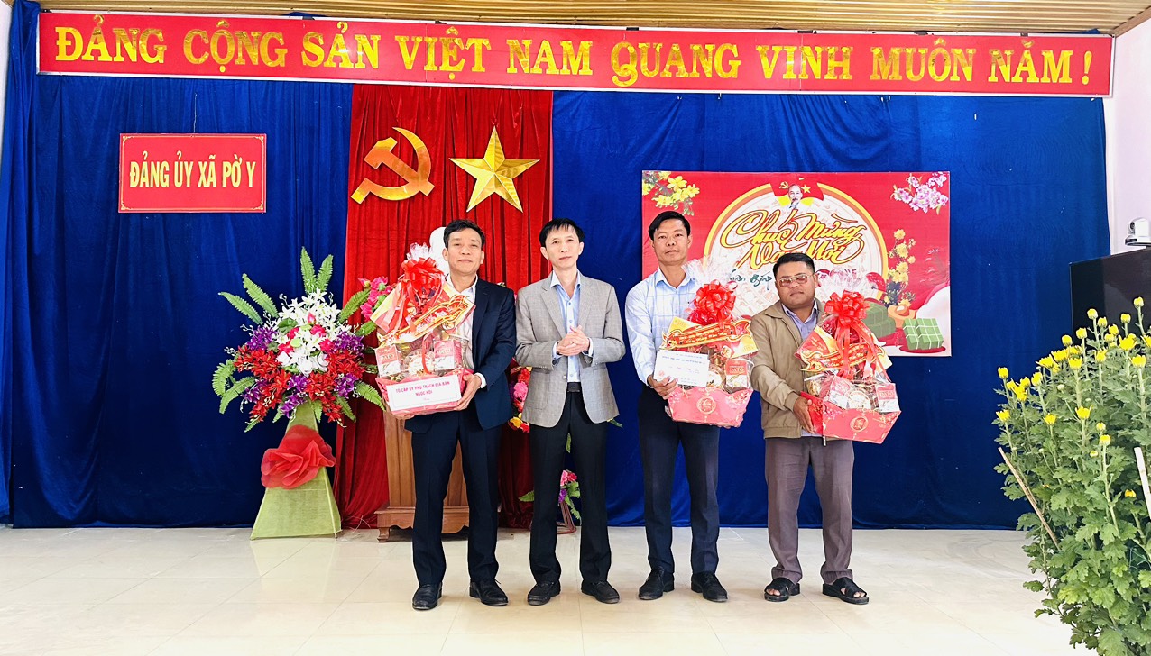 Phó Bí thư Huyện ủy, Chủ tịch UBND huyện Nguyễn Chí Tường thăm, chúc Tết các đơn vị tại xã Pờ Y