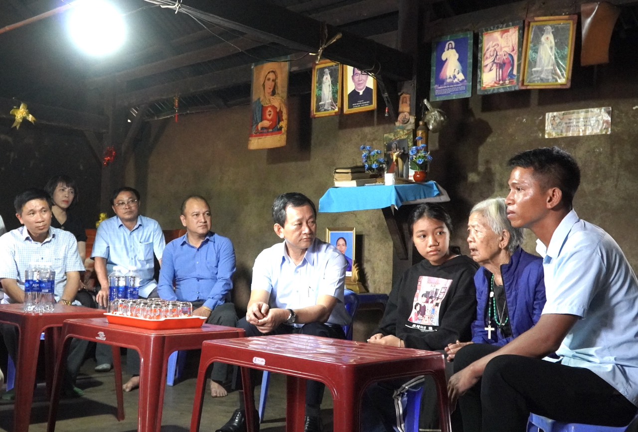 Bí thư Tỉnh ủy thăm hộ nghèo có hoàn cảnh đặc biệt khó khăn tại xã Đăk Ang