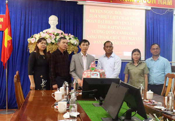 Đoàn công tác huyện Tà Veng, tỉnh Ratanakiri, Vương quốc Campuchia thăm, chúc Tết tại huyện Ngọc Hồi