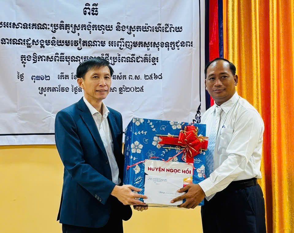 Đoàn đại biểu huyện Ngọc Hồi thăm, chúc tết huyện Tà Veng