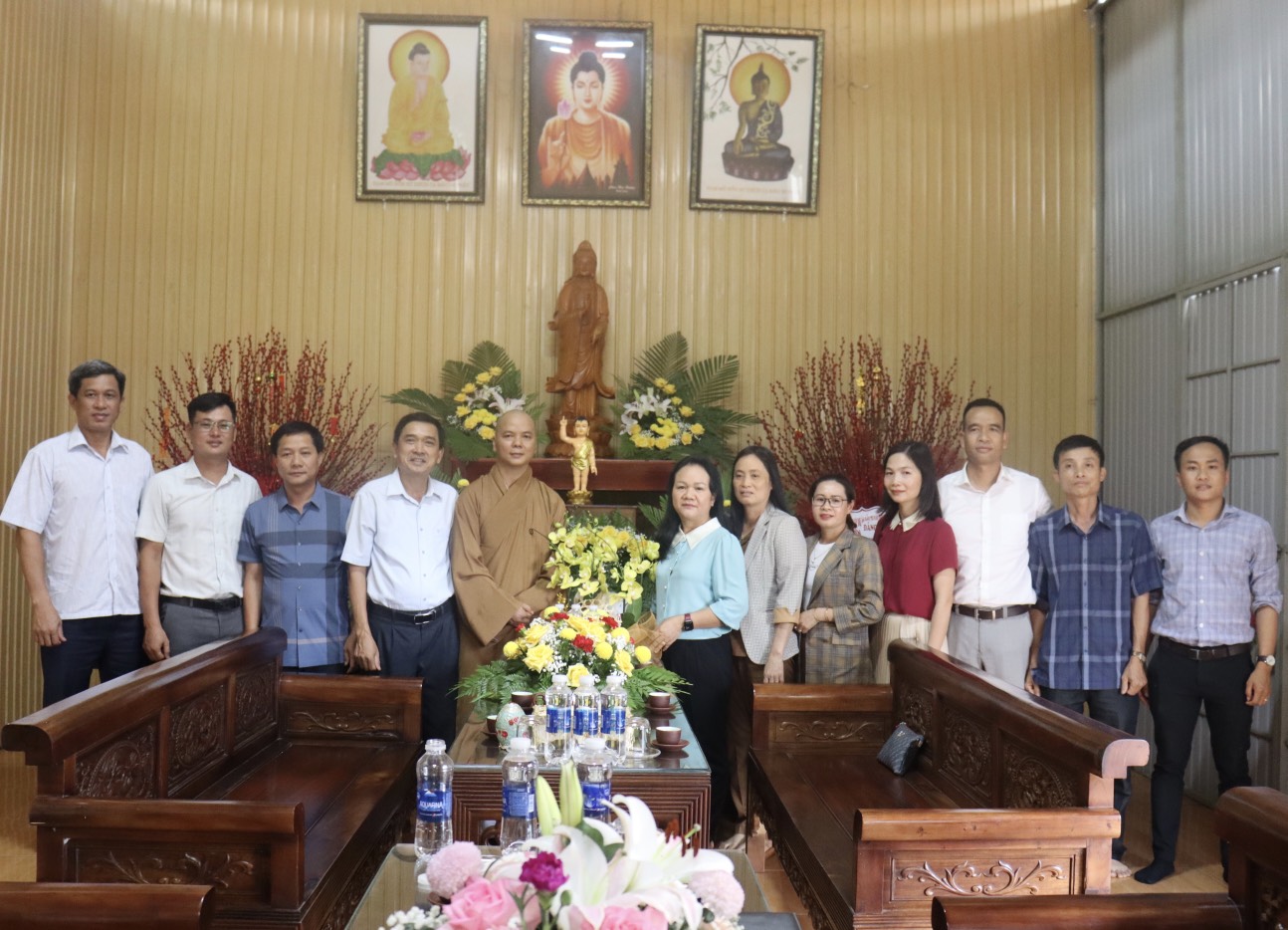 Lãnh đạo huyện thăm, chúc mừng Đại lễ Phật đản năm 2023 - Phật lịch 2567 tại chùa Hội Khánh