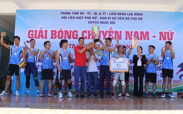 Bế mạc giải bóng chuyền nam - nữ huyện Ngọc Hồi tranh Cúp sơn KENNY