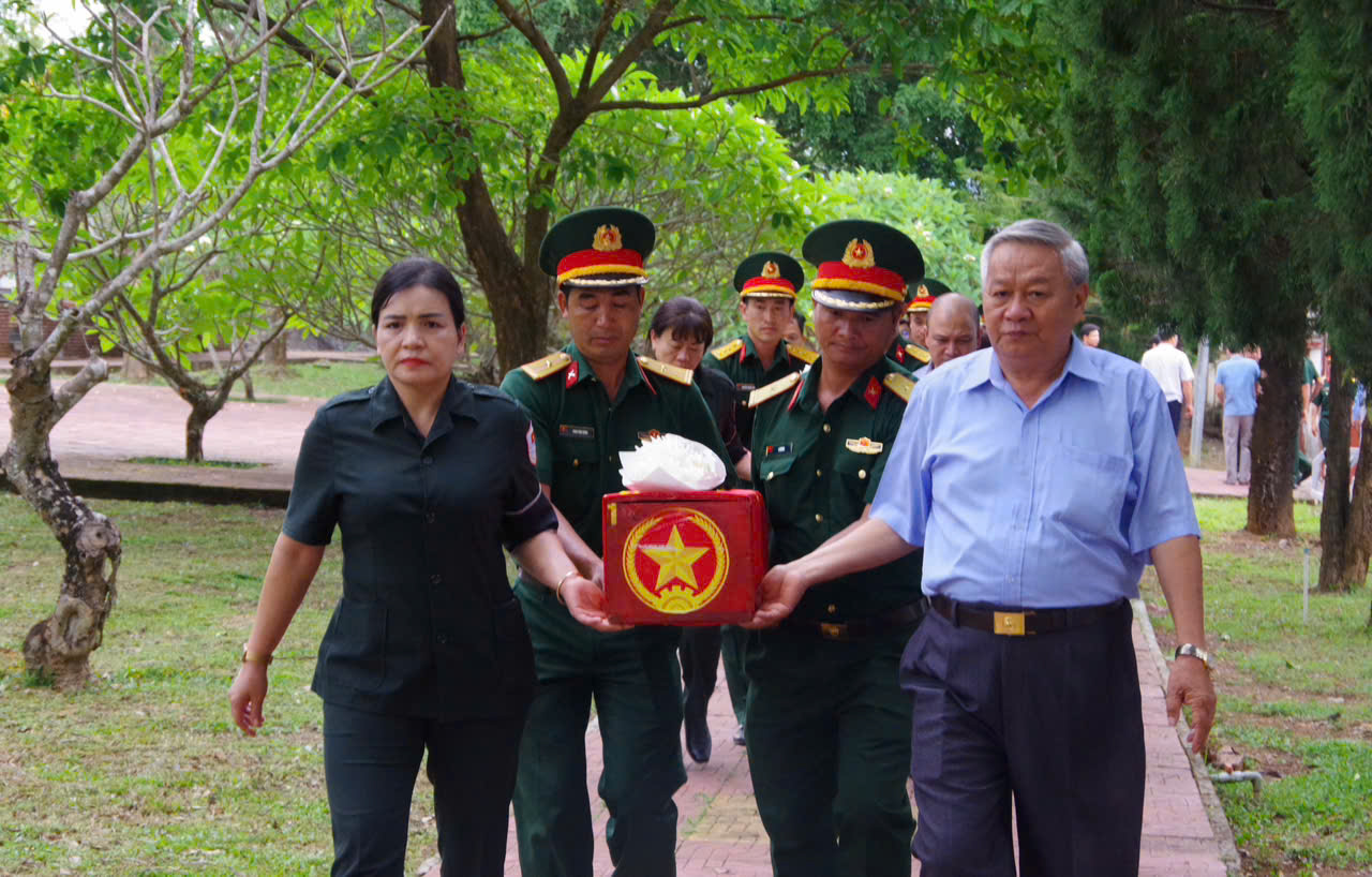 Lễ đón 10 hài cốt liệt sĩ hy sinh tại Campuchia về nước