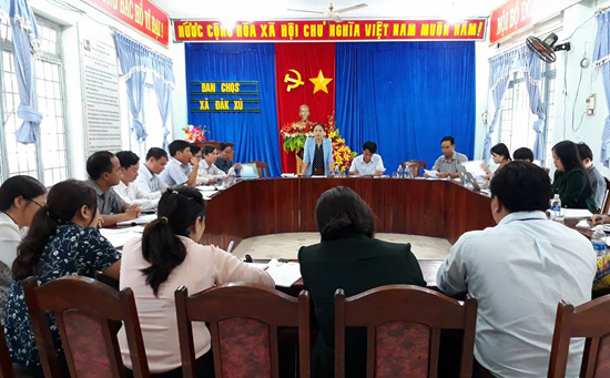 Đồng chí Mai Thoan – Phó Chủ tịch Thường trực UBND huyện làm việc tại xã Đắk Xú