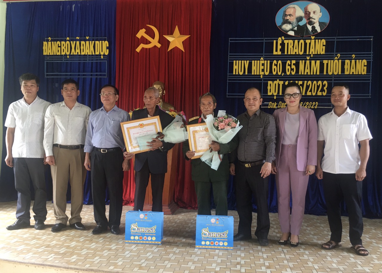 Đồng chí Nguyễn Văn Hoà - Phó Bí thư Tỉnh ủy trao Huy hiệu 60 và 65 năm tuổi Đảng đợt 19/5 tại huyện Ngọc Hồi
