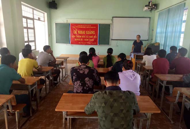 Khai giảng lớp chăm sóc cây cà phê vối cho 35 lao động nông thôn tại xã Đắk Nông