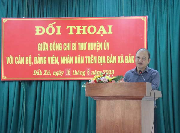 Đồng chí Bí thư Huyện ủy, Chủ tịch HĐND huyện đối thoại với cán bộ, đảng viên và nhân dân xã Đắk Xú