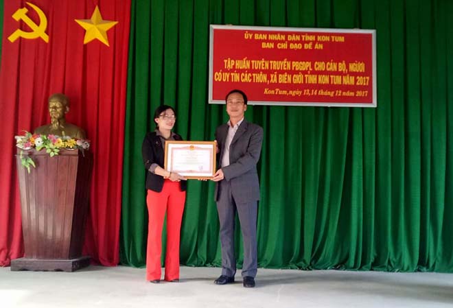Tập huấn tuyên phổ biến, giáo dục pháp luật cho cán bộ, người có uy tín các xã biên giới tỉnh Kon Tum năm 2017