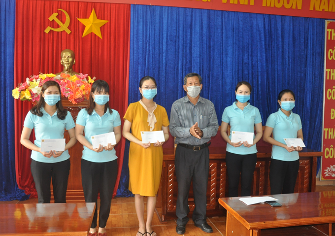 Liên đoàn Lao động tỉnh trao 14 xuất quà cho đoàn viên Công đoàn bị ảnh hưởng do dịch bệnh Covid-19