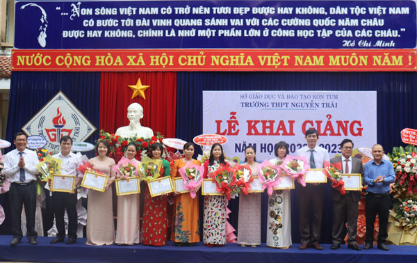 Đồng chí Bí thư Huyện ủy, Chủ tịch HĐND huyện dự khai giảng năm học mới tại Trường THPT Nguyễn Trãi
