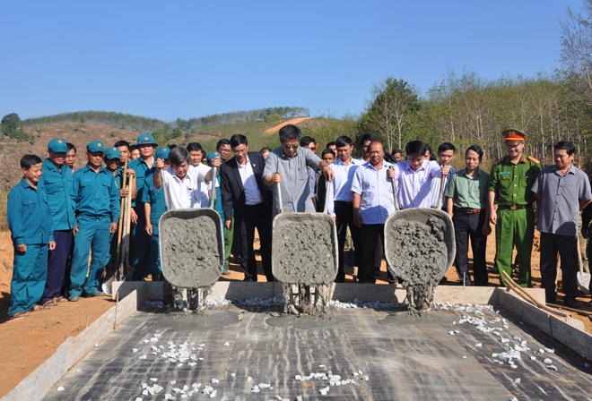 Xã Sa Loong ra quân xây dựng Nông thôn mới năm 2018