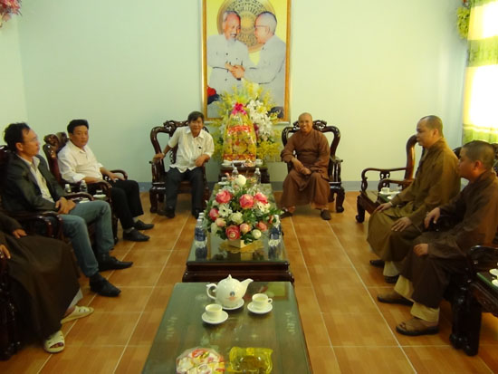 Ban trị sự Giáo hội Phật giáo tỉnh thăm, chúc tết tại huyện