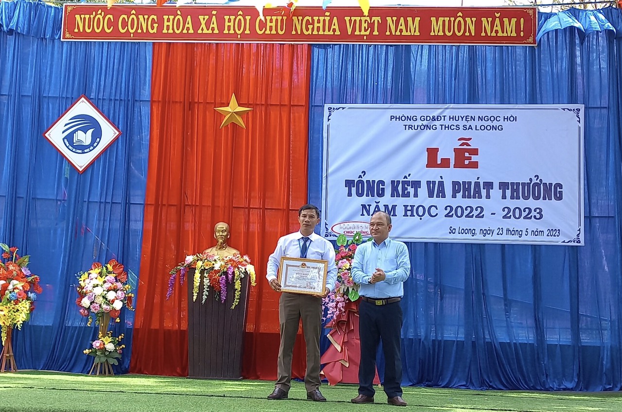 Đồng chí Bí thư Huyện ủy, Chủ tịch HĐND huyện dự Lễ tổng kết năm học tại trường THCS Sa Loong