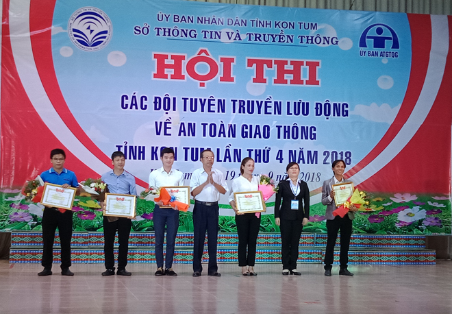 Đội tuyên truyền lưu động Phòng Văn hóa và Thông tin tham gia Hội thi về an toàn giao thông tỉnh Kon Tum lần thứ 4 năm 2018