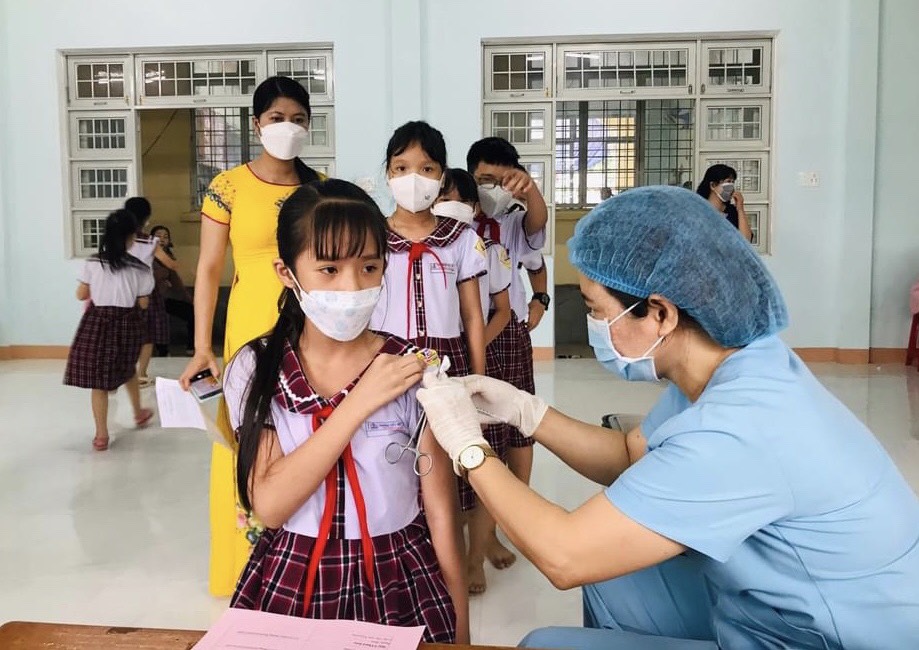 Khẩn trương hoàn thành chiến dịch tiêm vắc xin phòng COVID -19 cho trẻ từ 5 tuổi đến dưới 12 tuổi và liều nhắc lại cho người từ 18 tuổi trở lên