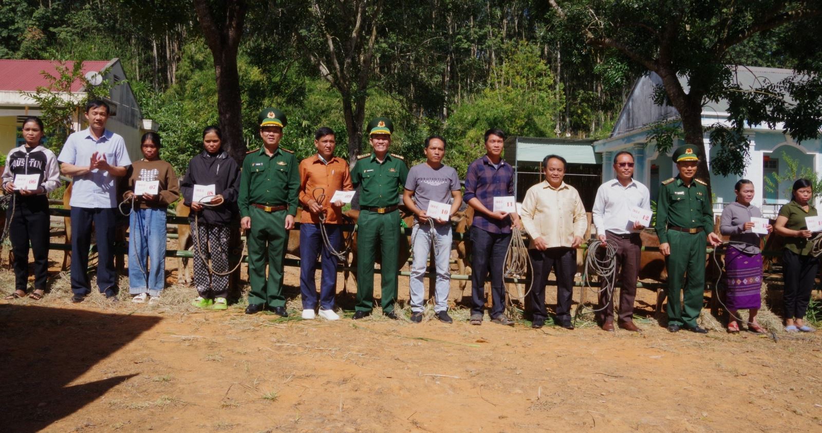 Trao tặng học bổng và bò giống, khám bệnh cho nhân dân 2 bên biên giới Việt Nam - Lào