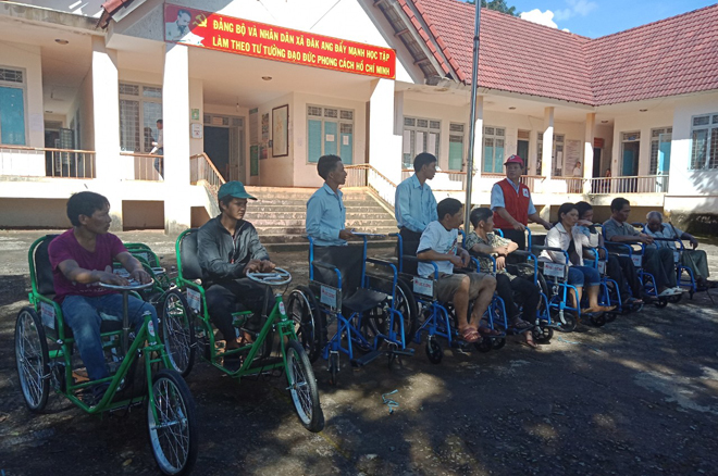 Trao tặng 18 xe lăn cho người khuyết tật, nạn nhân chất độc da cam