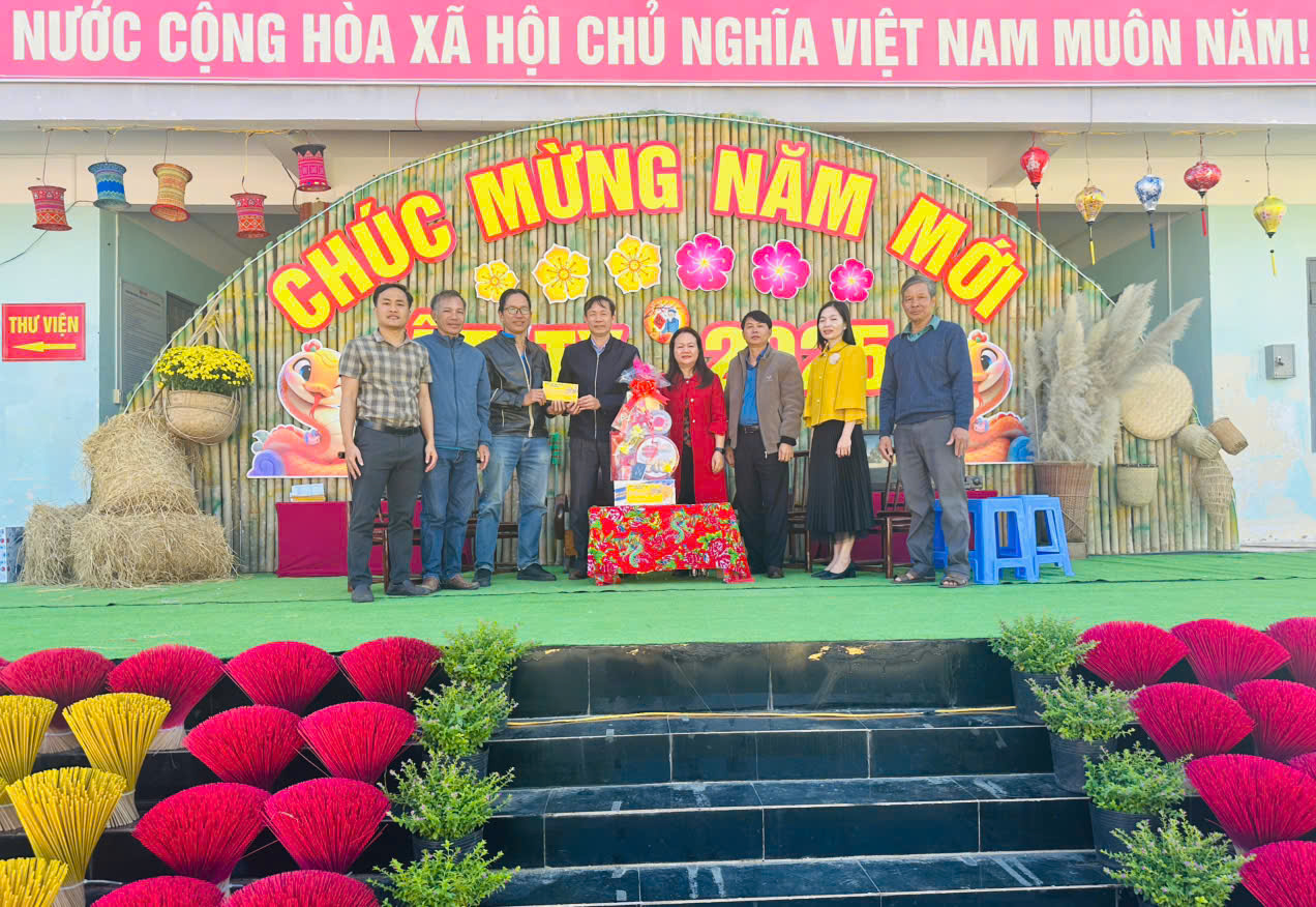 Đồng chí Phó Bí thư Thường trực Huyện ủy thăm, chúc Tết Nguyên đán Ất Tỵ năm 2025 tại các đơn vị trên địa bàn thị trấn Plei Kần