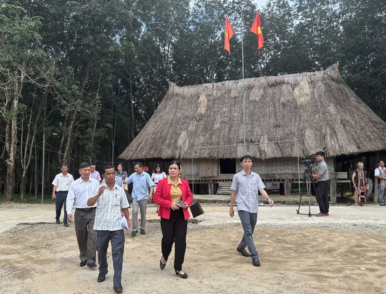 Đồng chí Phó Chủ tịch UBND tỉnh Y Ngọc kiểm tra thực tế xây dựng làng du lịch Đắk Răng