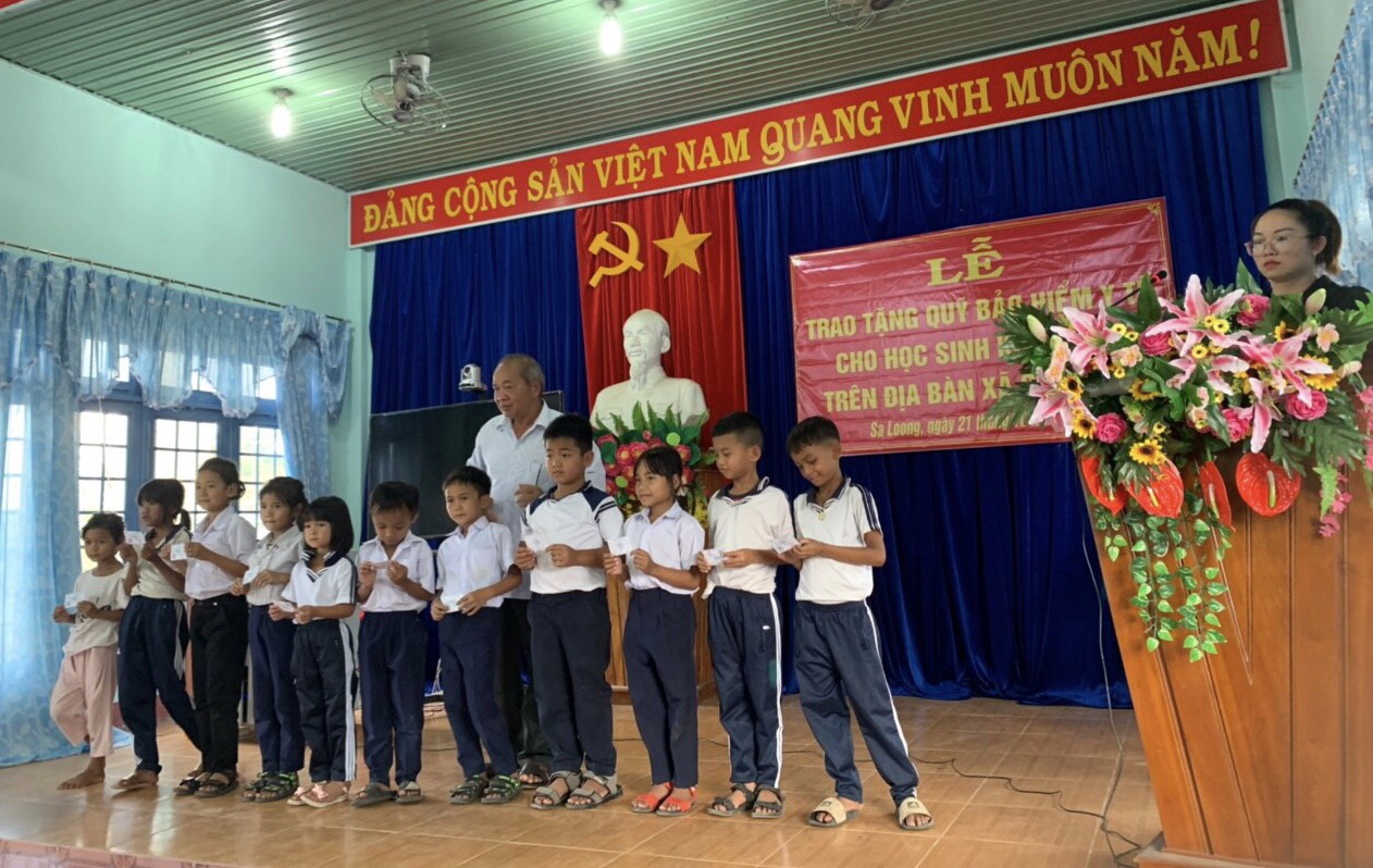 Sa Loong: Trao tặng 150 thẻ BHYT cho học sinh có hoàn cảnh khó khăn trên địa bàn xã
