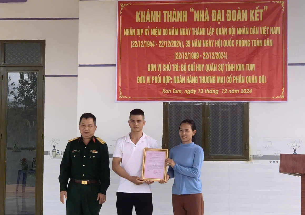 Khánh thành và bàn giao “Nhà đại đoàn kết”