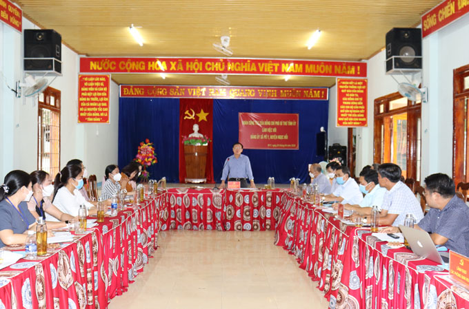 Đồng chí Phó Bí thư Tỉnh ủy Nguyễn Văn Hòa làm việc với Đảng ủy xã Pờ Y