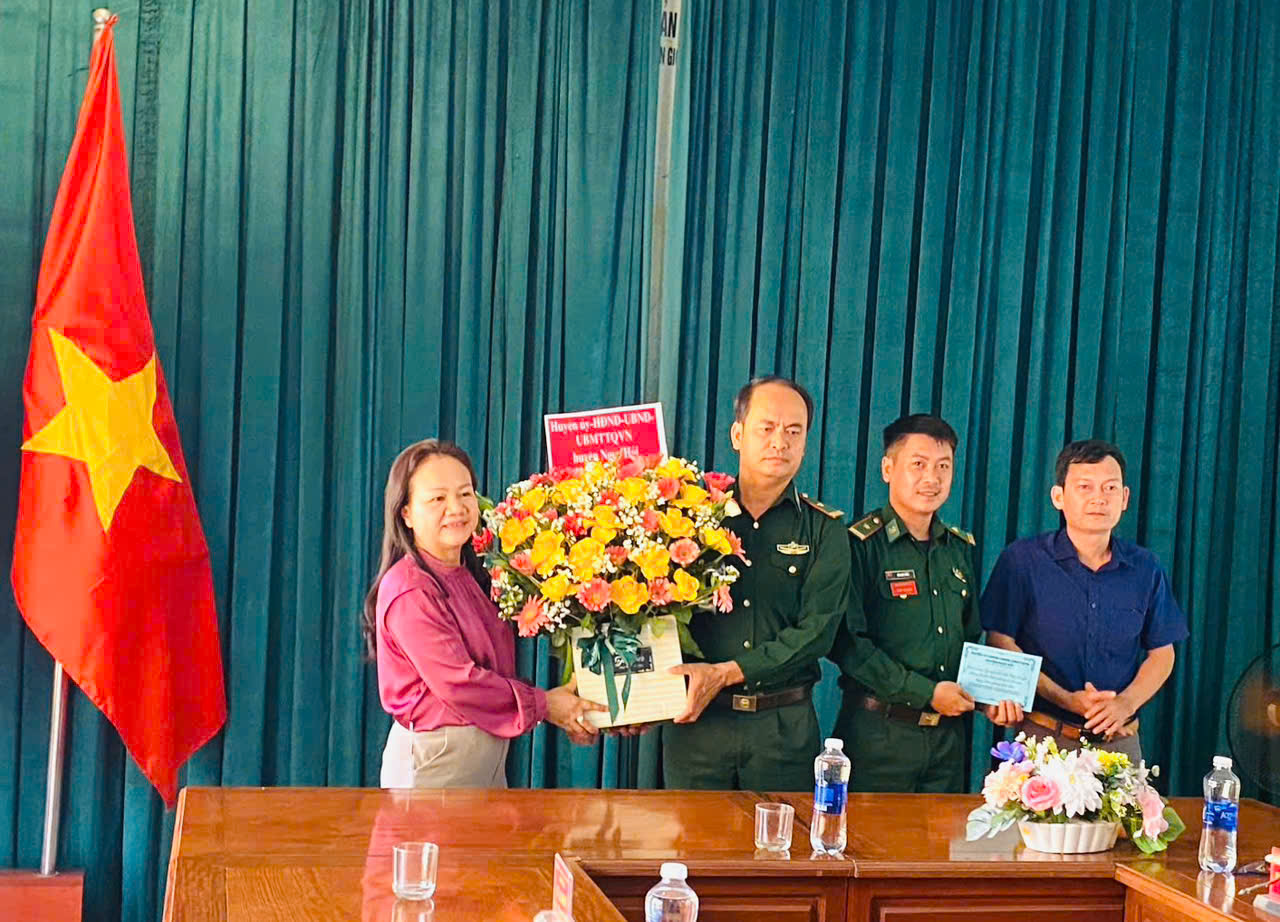 Lãnh đạo huyện thăm, chúc mừng các Đồn Biên phòng nhân Ngày Truyền thống 03/3