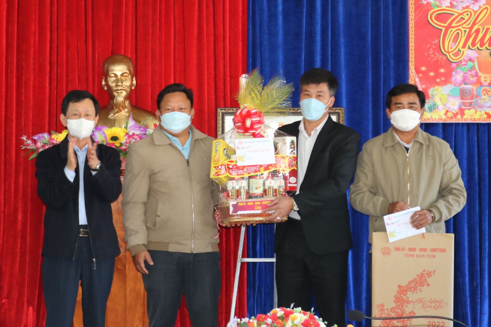 Đồng chí Bí thư Tỉnh ủy Dương Văn Trang thăm, chúc tết và tặng quà xã Đắk Dục và Đồn Biên phòng Dục Nông