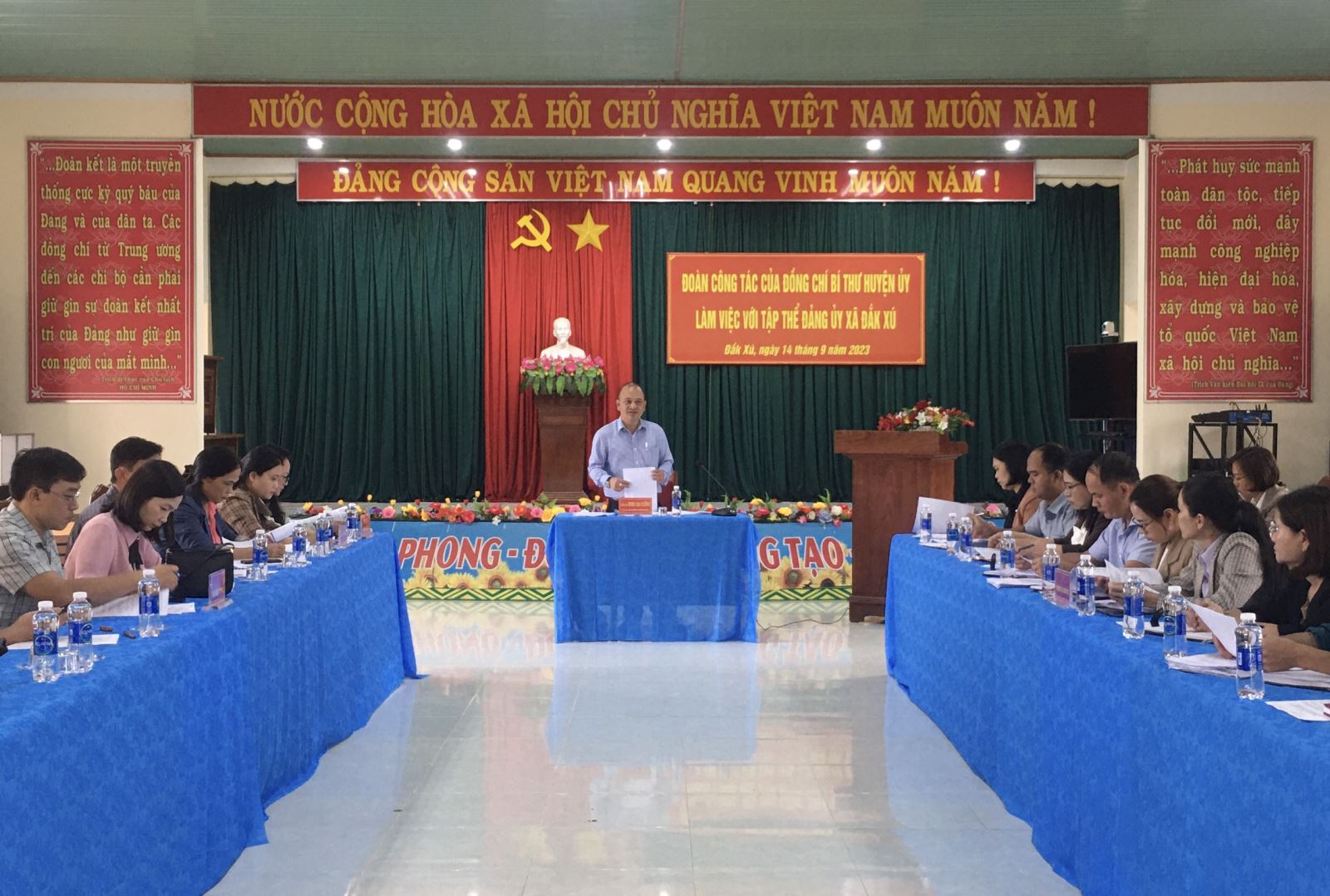 Đồng chí Bí thư Huyện ủy, Chủ tịch HĐND huyện làm việc với Đảng ủy xã Đắk Xú