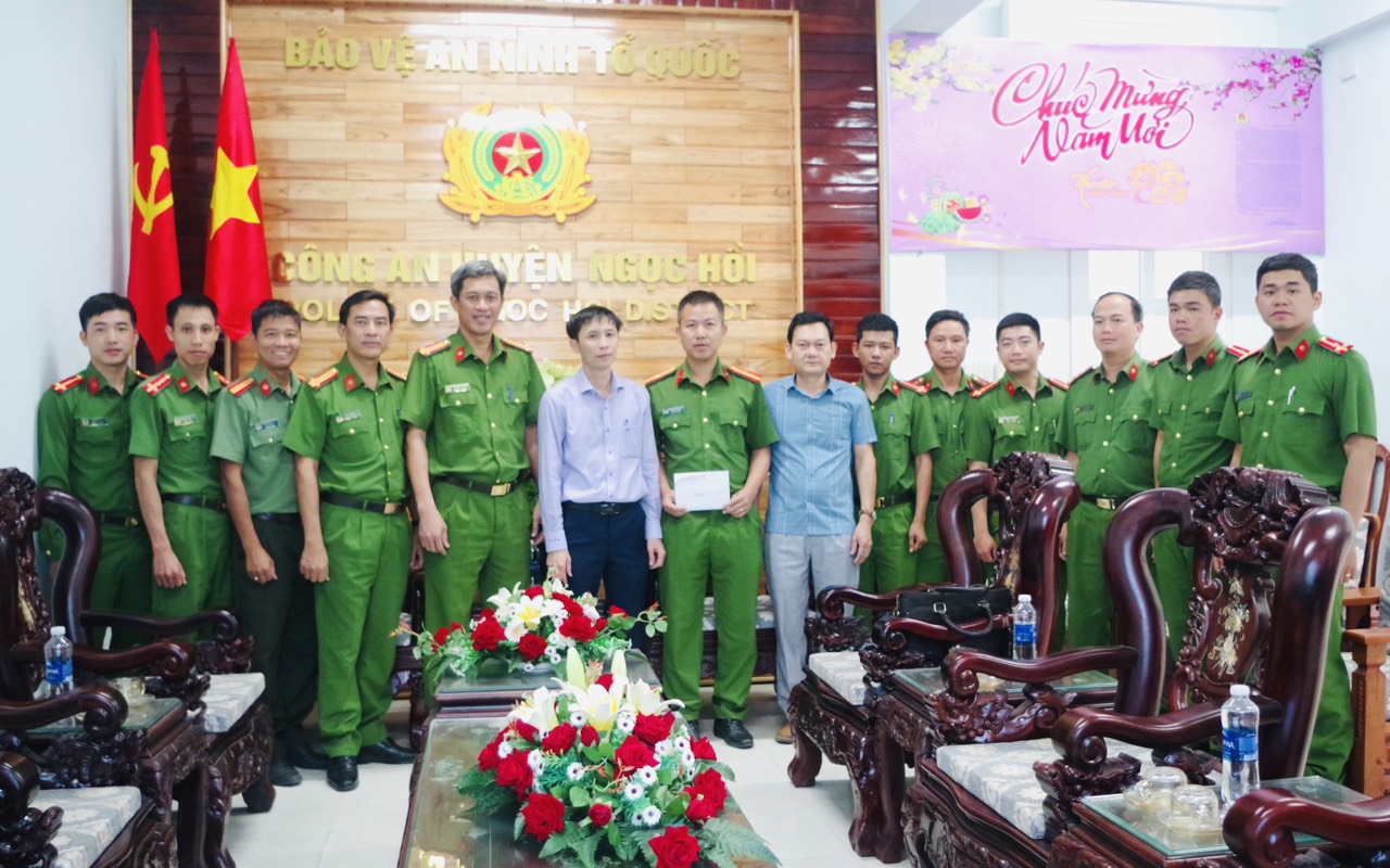 Phó Bí thư, Chủ tịch UBND huyện Nguyễn Chí Tường thăm, tặng quà động viên lực lượng Công an huyện