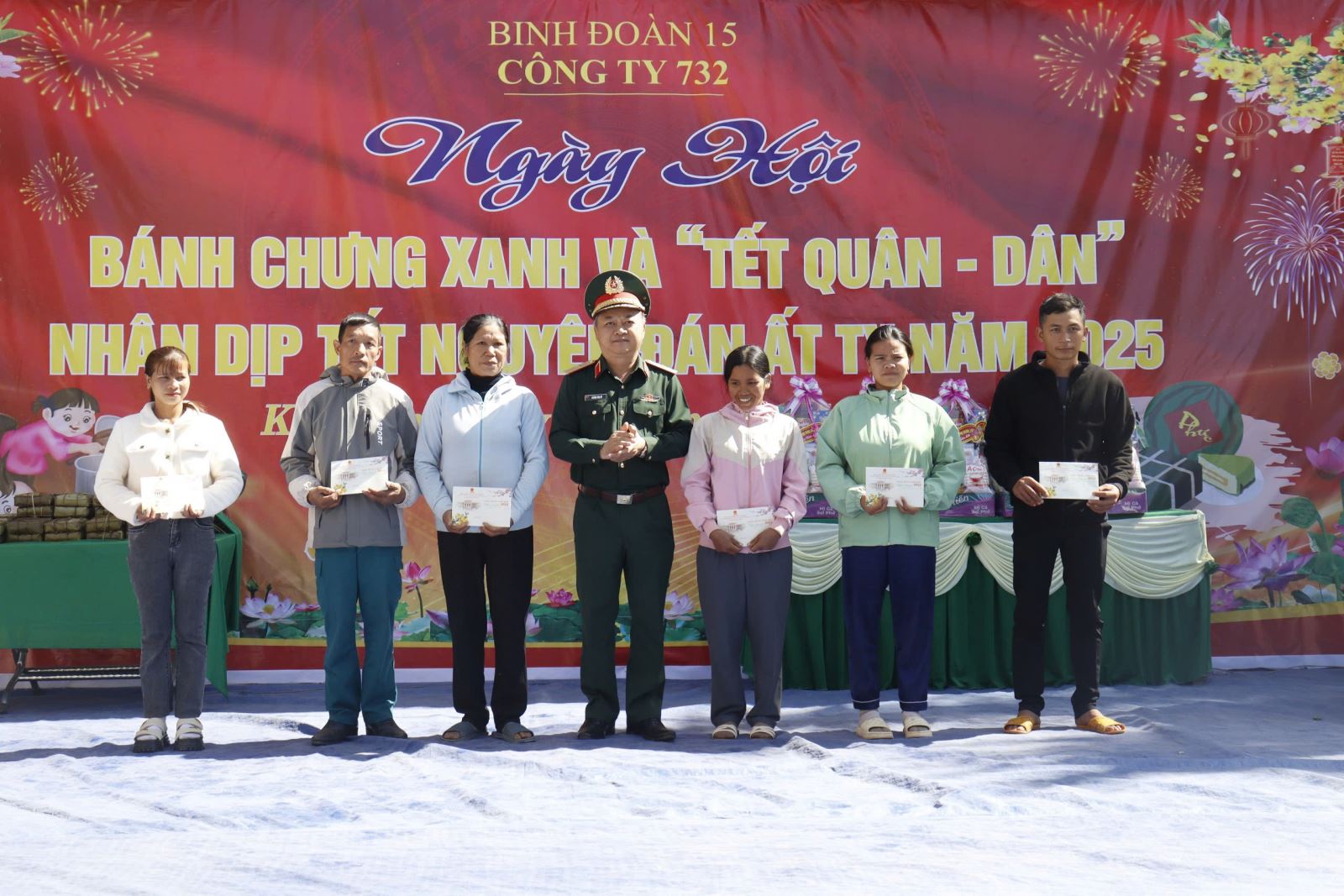 Công ty 732 trao hơn 800 suất quà nhân dịp Tết Nguyên đán Ất Tỵ năm 2025