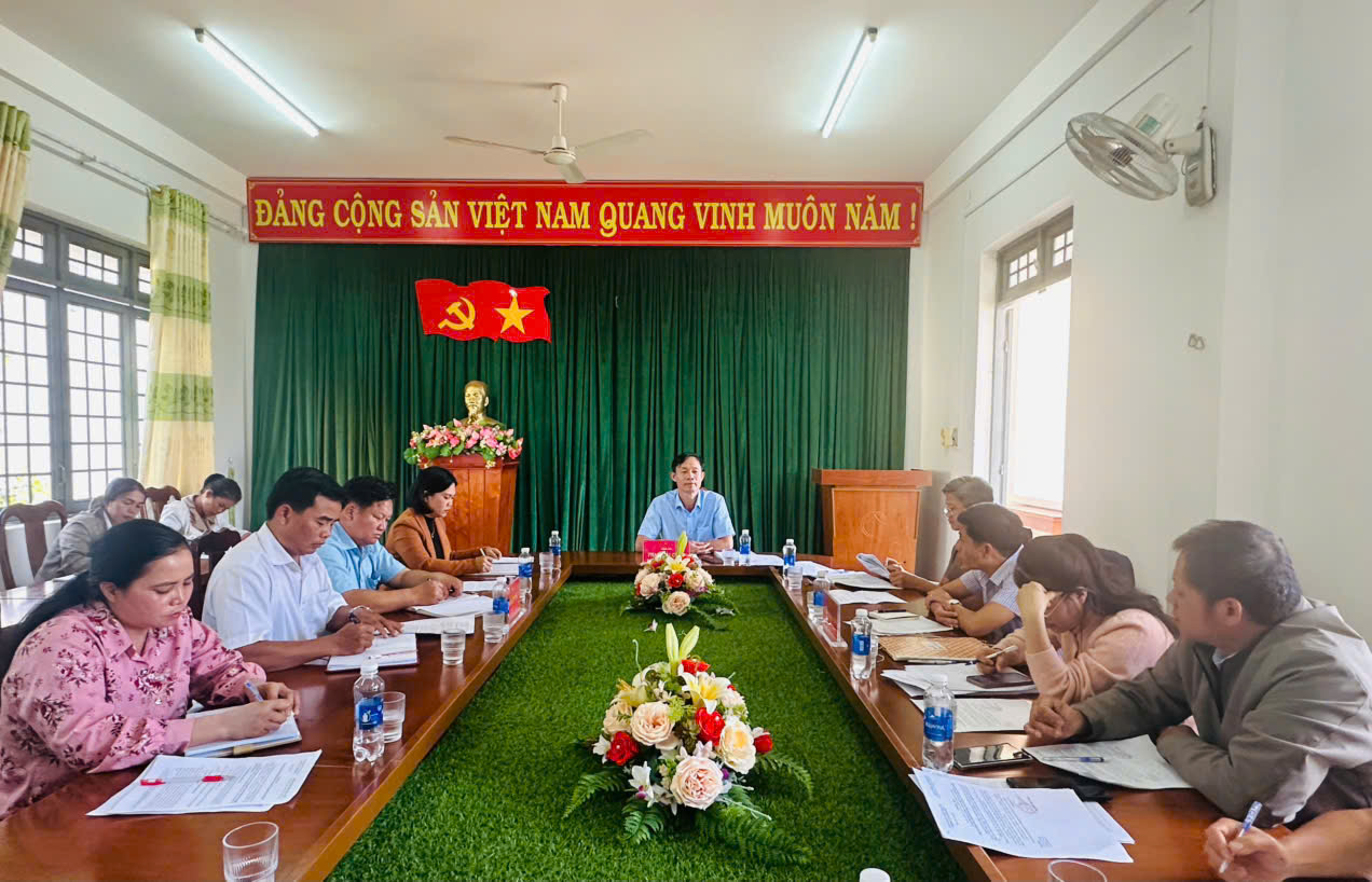 Đồng chí Phó Bí thư Thường trực Huyện ủy kiểm tra công tác chuẩn bị Đại hội tại Đảng bộ xã Đăk Dục
