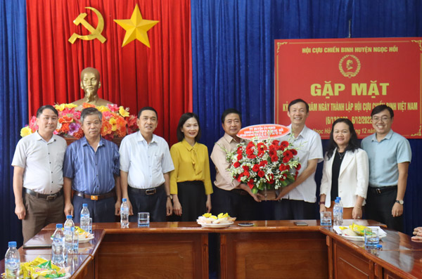 Lãnh đạo huyện thăm, chúc mừng Hội Cựu chiến binh nhân kỷ niệm 33 năm Ngày thành lập Hội Cựu chiến binh Việt Nam