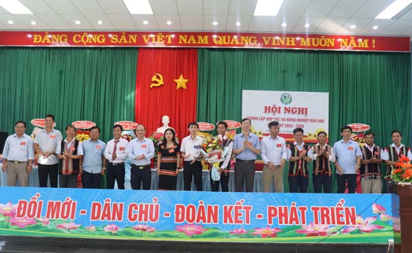 Hội nghị thành lập Hợp tác xã nông nghiệp Đắk Ang