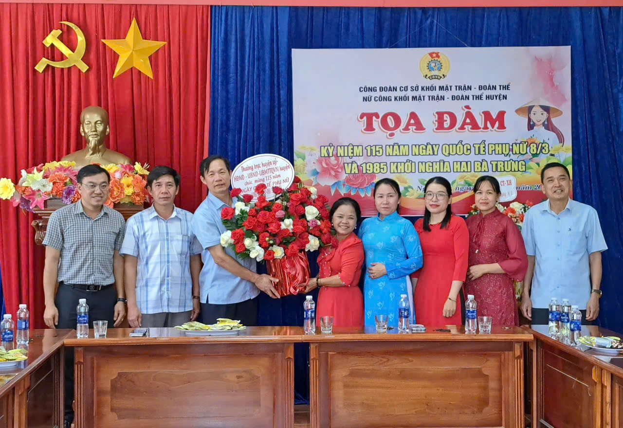 Lãnh đạo huyện thăm, chúc mừng Hội LHPN huyện nhân dịp 8/3