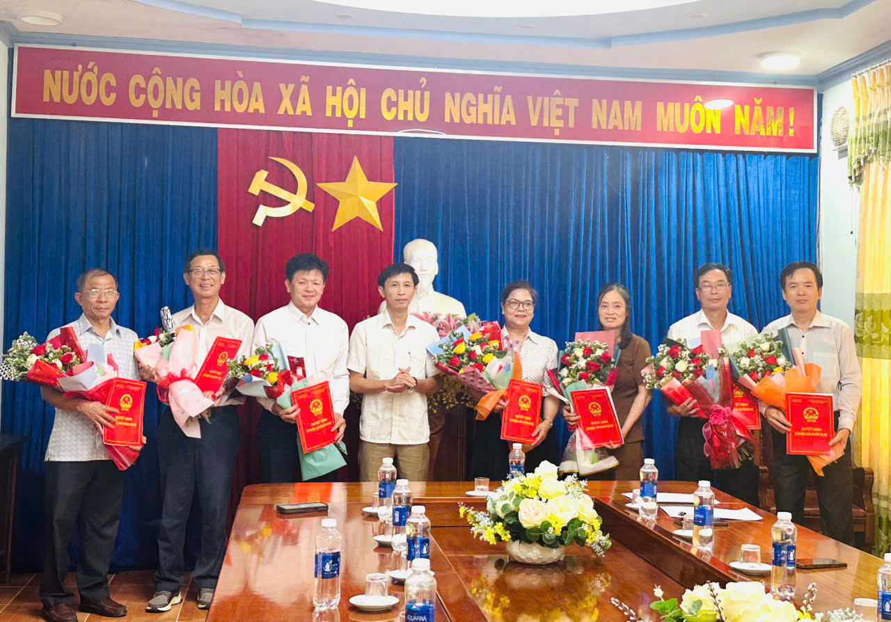 Ngọc Hồi: Trao quyết định cho 07 cán bộ nghỉ hưu theo Nghị định số 178 của Chính phủ