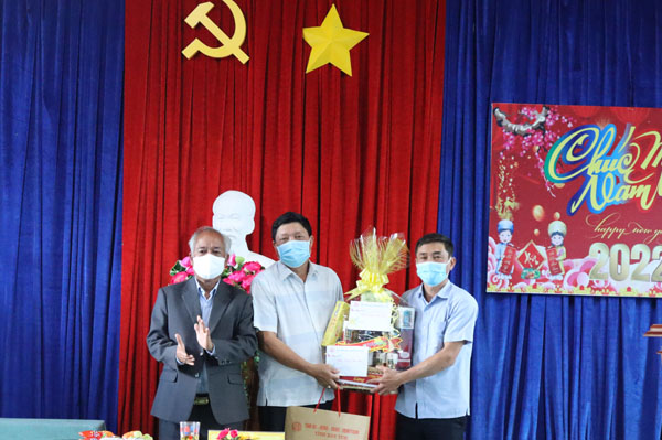 Đoàn công tác Tỉnh ủy thăm, chúc tết xã Sa Loong và Đồn Biên phòng Sa Loong